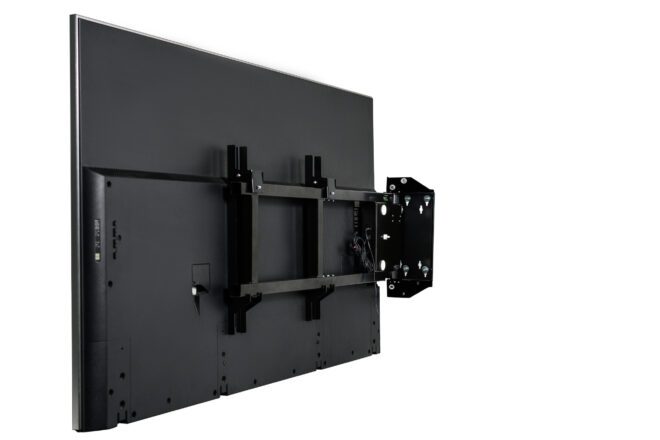 Uchwyt elektryczny do telewizora Swing Mount z zamontowanym telewizorem bok 2