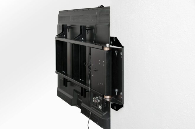 Uchwyt elektryczny do telewizora Swing Mount z zamontowanym telewizorem bok