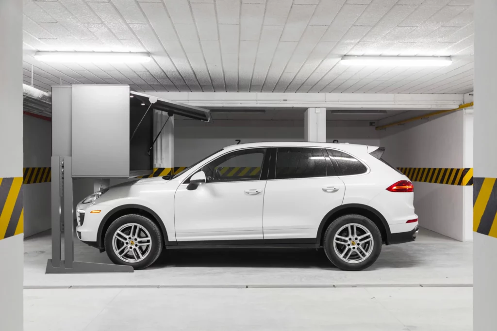 boks garażowy parkingspace widok zamontowanego boxa w garażu podziemnym z autem marki Porsche